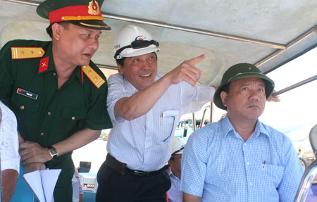 Bộ trưởng Đinh La Thăng kiểm tra công trường thi công trên kênh Chợ Gạo của nhà thầu 319