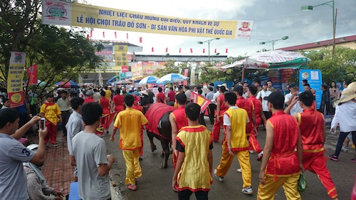 Kh&ocirc;ng kh&iacute; n&aacute;o nức trước giờ khai hội chọi tr&acirc;u Đồ Sơn