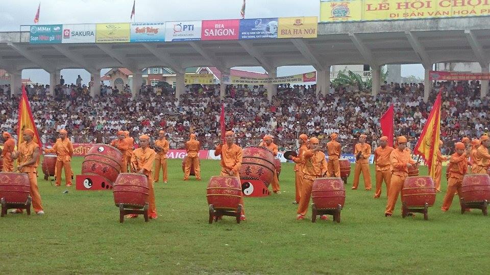 M&agrave;n trống hội d&ugrave; bị l&ugrave;i lại &iacute;t ph&uacute;t nhưng vẫn mang tới một kh&ocirc;ng kh&iacute; cực kỳ n&aacute;o nhiệt, phấn kh&iacute;ch cho lễ hội chọi tr&acirc;u Đồ Sơn 2014