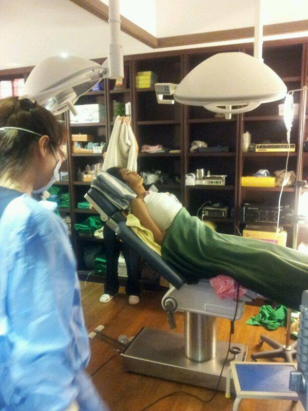 H&igrave;nh ảnh của Noe tr&ecirc;n b&agrave;n phẫu thuật thẩm mỹ với v&ugrave;ng ngực bị băng b&oacute; được xem l&agrave; bằng chứng cho thấy c&ocirc; đ&atilde; n&acirc;ng ngực.