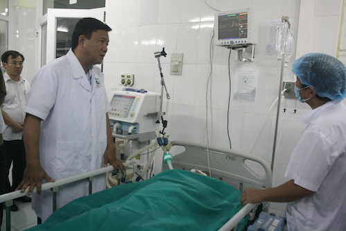 Bộ trưởng Đinh La Thăng trực tiếp thăm hỏi, trao phần qu&agrave; hỗ trợ cho gia đ&igrave;nh c&aacute;c nạn nh&acirc;n tại Bệnh viện Đa khoa tỉnh L&agrave;o Cai