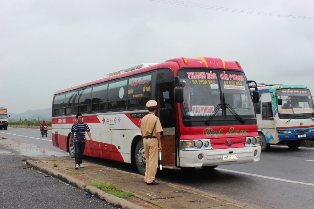 Lực lượng CSGT Thanh H&oacute;a đang kiểm tra xử l&yacute; c&aacute;c xe kh&aacute;ch chạy qua địa b&agrave;n tỉnh Thanh H&oacute;a