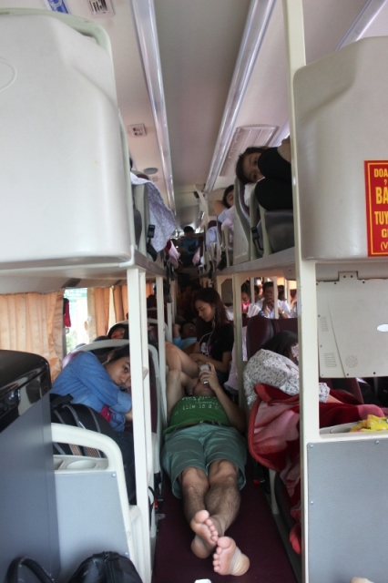 S&aacute;ng ng&agrave;y 3/9, lực lượng CSGT đ&atilde; kiểm tra xe gường nằm 36B-013.21 chở qu&aacute; số người quy định 52/43 người