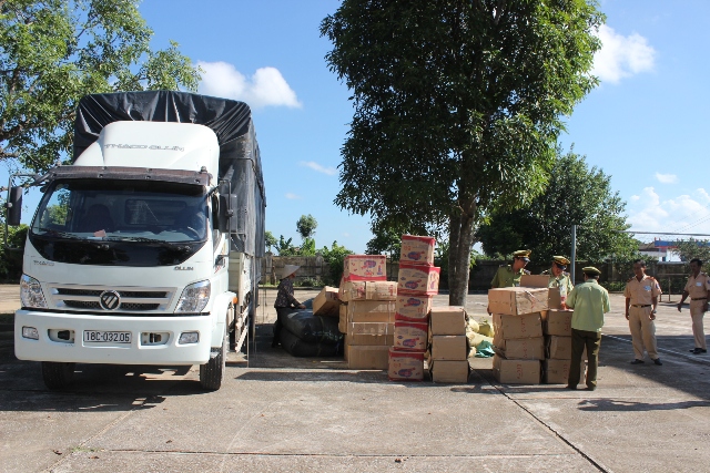 Xe &ocirc; t&ocirc; tải mang BKS 18C-032.05 bị lực lượng CSGT Thanh H&oacute;a bắt giữ