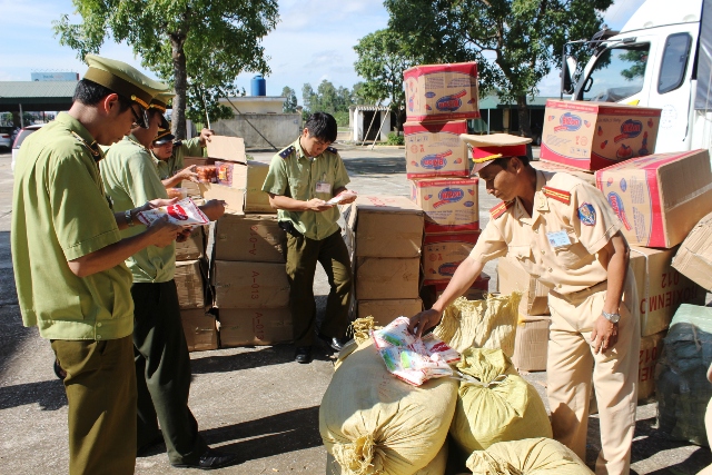 Lực lượng chức năng đang phối hợp kiểm tra số h&agrave;ng h&oacute;a bị bắt giữ
