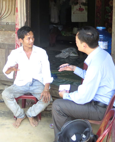 &Ocirc;ng Ki&ecirc;n Văn Mừng (b&ecirc;n tr&aacute;i) cho rằng &ocirc;ng kh&ocirc;ng tự &yacute; thu tiền m&agrave; đ&atilde; c&oacute; sự thỏa thuận với l&aacute;i xe trước khi qua vườn nh&agrave; &ocirc;ng