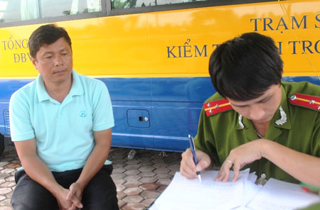 Cơ quan điều tra lấy lời khai của l&aacute;i xe Đỗ Khắc Hải