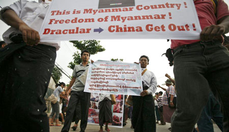 Người d&acirc;n Myanmar biểu t&igrave;nh phản đối dự &aacute;n đường sắt với Trung Quốc