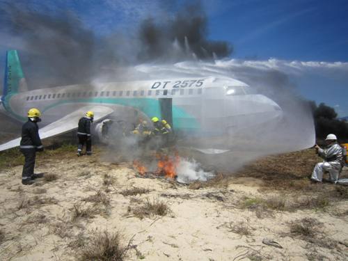 Lực lượng cứu hộ đang đưa một hành khách bị thương nặng từ trong máy bay ra