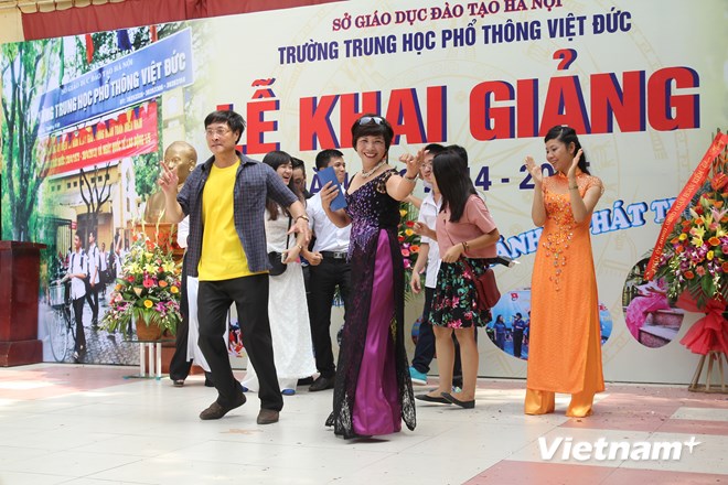 Thầy Nguyễn Quốc B&igrave;nh nhảy hiphop v&agrave; beatbox trong lễ khai giảng năm học mới