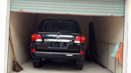 Xe sang Toyota Landcruise 3,6 tỷ đồng đ&atilde; &ldquo;cất kho&rdquo; gần 1 năm nay