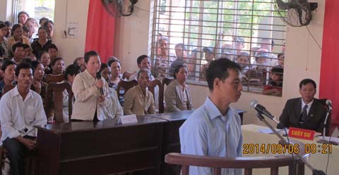 Bị c&aacute;o Vinh trước v&agrave;nh m&oacute;ng ngựa