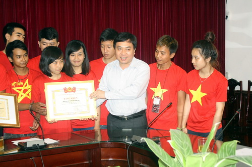 B&iacute; thư Thường trực Trung ương Đo&agrave;n Nguyễn Mạnh Dũng trao Bằng khen cho nh&oacute;m Phượt Phong V&acirc;n