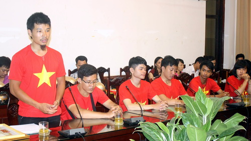 Trưởng nh&oacute;m Phạm L&ecirc; Tiến v&agrave; c&aacute;c th&agrave;nh vi&ecirc;n kể lại khoảng khắc lao xuống vực cứu người gặp nạn