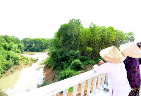 Từ nay người d&acirc;n Nghĩa Hồng sẽ kh&ocirc;ng phải chứng kiến th&ecirc;m những vụ TNGT thương t&acirc;m tại tr&agrave;n Khe Ang khi m&ugrave;a lũ về.