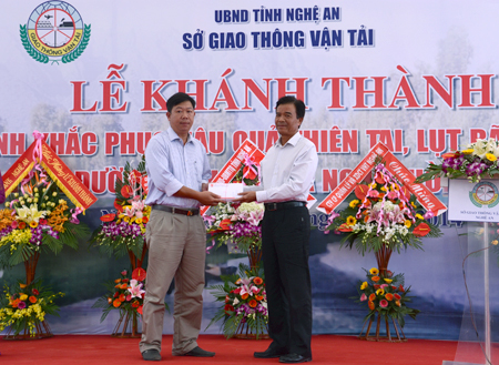 Thứ trưởng Trương Tấn Vi&ecirc;n trao 43 suất qu&agrave; cho 43 hộ ngh&egrave;o tại x&atilde; Nghĩa Hồng