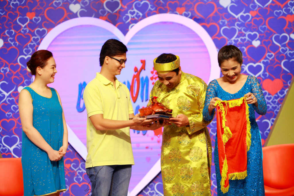 Lần đầu tiên 2 MC Quyền Linh – Cát Tường được nhận đầu heo từ cặp đôi nên duyên vợ chồng nhờ tham gia chương trình này.