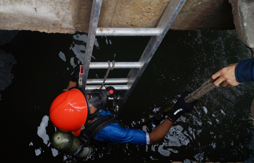 Gần 20 giờ c&aacute;c chiến sĩ thay phi&ecirc;n nhau lặn ngụp dưới cống để t&igrave;m ch&aacute;u Tỷ. Ảnh: Nguyệt Triều