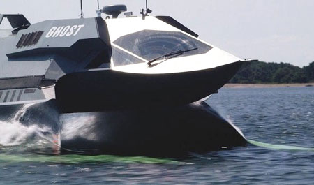 Theo nh&agrave; sản xuất, Ghost c&oacute; chiều d&agrave;i 18m với thủy thủ đo&agrave;n gồm 3 người. Tuy nhi&ecirc;n, thiết bị n&agrave;y c&oacute; khả năng di chuyển nhờ điều khiển từ xa. Khoang t&agrave;u đủ chỗ cho 18 đặc nhiệm hải qu&acirc;n. N&oacute; dễ d&agrave;ng x&acirc;m nhập s&acirc;u trong v&ugrave;ng biển của đối phương nhờ khả năng t&agrave;ng h&igrave;nh ưu việt. Sancoff cho biết Lầu Năm G&oacute;c chưa để t&acirc;m tới &ldquo;con ma&rdquo; chỉ v&igrave; c&ocirc;ng ty của họ qu&aacute; nhỏ.