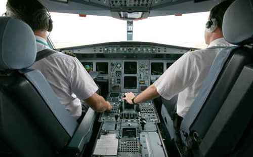 Phi c&ocirc;ng v&agrave; tiếp vi&ecirc;n h&agrave;ng kh&ocirc;ng l&agrave; những người tiếp x&uacute;c thường xuy&ecirc;n với tia cực t&iacute;m g&acirc;y hại, do đ&oacute;, tỷ lệ mắc ung thư da ở họ sẽ cao hơn so với những người kh&aacute;c. Ảnh minh họa: Fotolia.