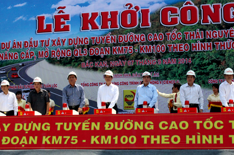 Thủ tướng bấm n&uacute;t ph&aacute;t lệnh khởi c&ocirc;ng dự &aacute;n