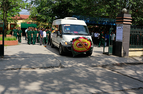 Sau l&ecirc;̃ vi&ecirc;́ng, l&ecirc;̃ truy đi&ecirc;̣u, đ&ocirc;̀ng chí Nguyễn Hoàng Anh được chuy&ecirc;̉n v&ecirc;̀ an táng tại Thái B&igrave;nh theo mong mu&ocirc;́n của gia đình.