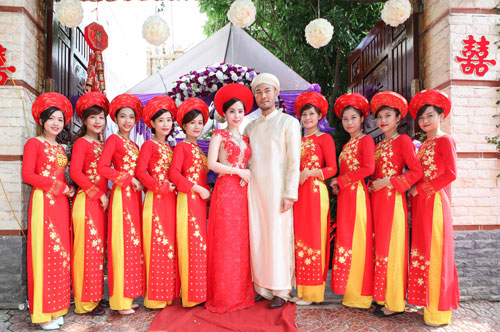 Ng&agrave;y 4/9 vừa qua cặp đ&ocirc;i Quỳnh Nga v&agrave; Do&atilde;n Tuấn đ&atilde; l&agrave;m lễ ăn hỏi tại tư gia. Với sự c&oacute; mặt đầy đủ của họ h&agrave;ng hai b&ecirc;n v&agrave; bạn b&egrave; th&acirc;n thiết. 