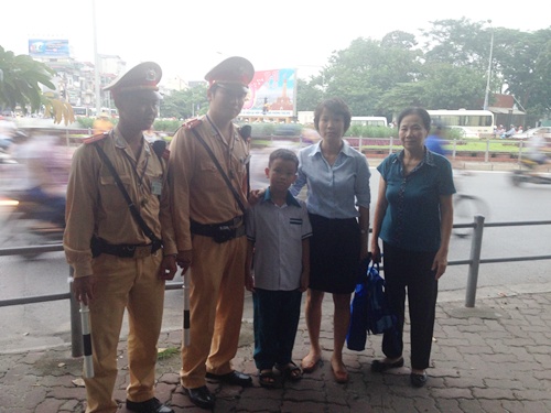Ngay sau khi li&ecirc;n lạc được với gia đ&igrave;nh ch&aacute;u b&eacute;, mẹ v&agrave; b&agrave; nội ch&aacute;u đ&atilde; nhanh ch&oacute;ng tới tiến h&agrave;nh l&agrave;m thủ tục nhận lại ch&aacute;u, đồng thời gửi lời cảm ơn tới c&aacute;c chiến sĩ Đội CSGT Số 4.