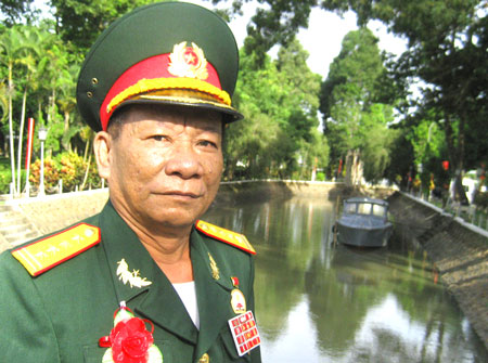 Đại tá Nguyễn Xuân Hoàng bên con tàu chở Bác Tôn do chính ông chỉ huy phục chế đang được lưu giữ tại Khu lưu niệm Chủ tịch Tôn Đức Thắng (Mỹ Hòa Hưng)