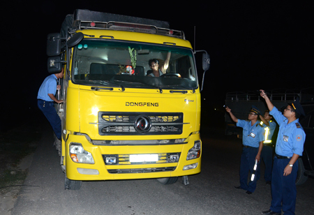 Sau 5km truy đuổi, lực lượng TTGT Nghệ An đ&atilde; &eacute;p được chiếc xe dừng lại, tuy nhi&ecirc;n t&aacute;i xe tiếp tục cố thủ tr&ecirc;n cabin