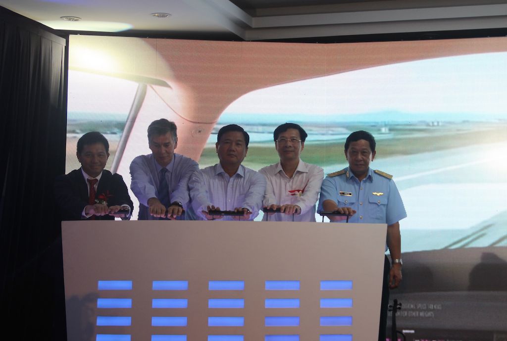 Bộ trưởng Bộ trưởng Bộ GTVT Đinh La Thăng, B&iacute; thư tỉnh uỷ Quảng Ninh Phạm Minh Ch&iacute;nh khai trương dịch vụ thuỷ phi cơ du lịch