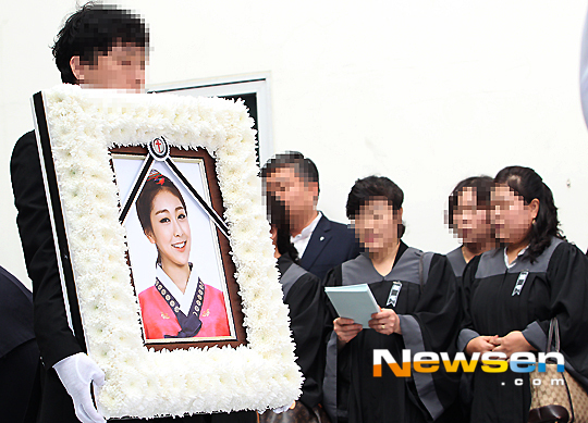 RiSe đ&atilde; qua đời chỉ 2 ng&agrave;y sau khi bạn b&egrave;, gia đ&igrave;nh v&agrave; người h&acirc;m mộ nghẹn ng&agrave;o tiễn đưa EunB chặng đường cuối.