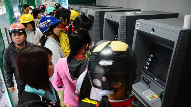 Nhiều chủ thẻ ATM bức x&uacute;c cho rằng trong khi chất lượng chưa được cải thiện, c&aacute;c loại ph&iacute; đang l&agrave; g&aacute;nh nặng của người sử dụng dịch vụ n&agrave;y.