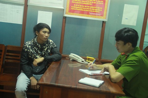 Khi bị đưa về đồn thẩm vấn c&aacute;c 