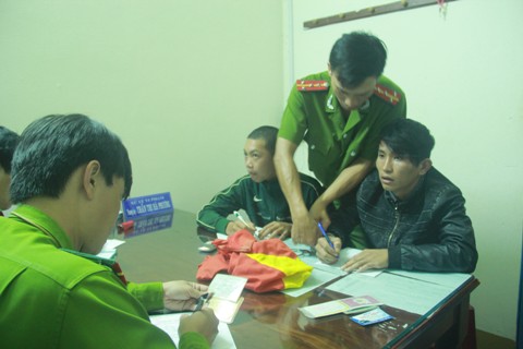 Chỉ khi cho xem lại clip đua xe ch&uacute;ng mới chịu khai nhận v&agrave; k&yacute; v&agrave;o bi&ecirc;n bản