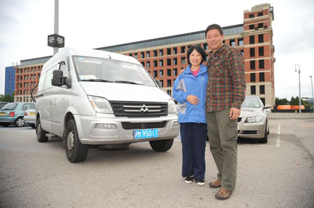 Yaoguo Chen v&agrave; Jie Wu l&aacute;i xe 20.000km từ Thượng Hải (Trung Quốc) đến Birmingham (Anh)