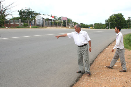 &Ocirc;ng Mai Văn Chiến cho biết, phần đất của &ocirc;ng trước kia ra đến giữa QL1