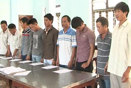 C&ocirc;ng an tỉnh Thừa Thi&ecirc;n - Huế vừa xử l&yacute; 10 đối tượng dẫn xe qu&aacute; tải vượt trạm c&acirc;n