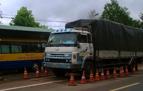 Xe chở mỳ qu&aacute; tải đ&atilde; phải quay lại trạm c&acirc;n để c&acirc;n tải trọng