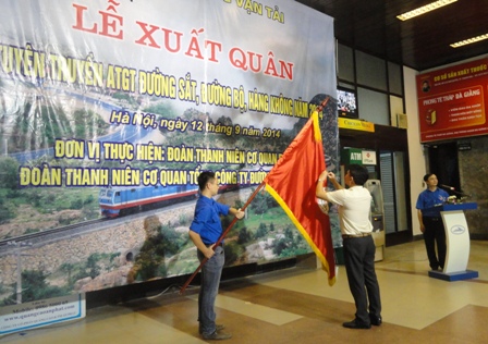 &Ocirc;ng Ng&ocirc; Văn Hiến gắn huy hiệu l&ecirc;n cờ lệnh Đo&agrave;n Thanh ni&ecirc;n