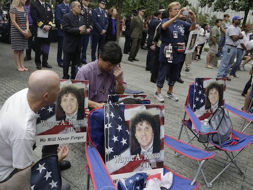 Gia đình cầm di ảnh nạn nhân tại lễ tưởng niệm