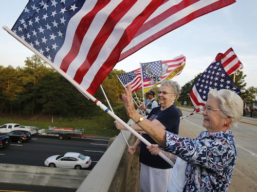 Vẫy cờ tưởng niệm trên cầu Shutton Road tại Fort Mill
