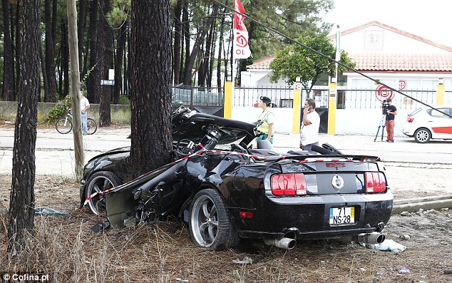 Chiếc xe bẹp r&uacute;m sau tai nạn