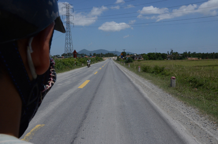 Cả 3 tuyến đường trị gi&aacute; h&agrave;ng ngh&igrave;n tỉ đang dần bị ph&aacute; n&aacute;t dưới b&aacute;nh xe qu&aacute; tải.