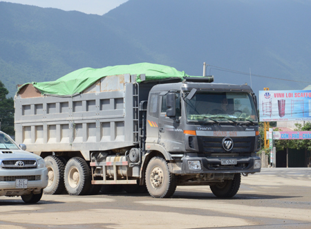 Xe Howo cơi th&ecirc;m 3 lần th&agrave;nh th&ugrave;ng, chở đầy đ&aacute; v&ocirc; tư 