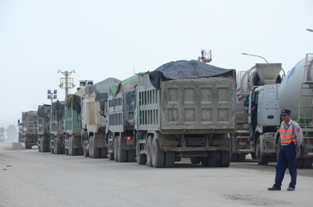 Đo&agrave;n xe cả chục chiếc xếp h&agrave;ng d&agrave;i trước cổng c&ocirc;ng trường