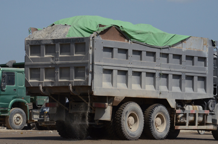 Xe vừa đi vừa tưới đ&aacute; ra đường