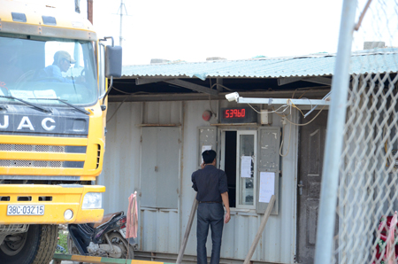 Tổng tải trọng xe l&ecirc;n đến 54 tấn, trong khi theo quy định với loại xe 3 trục