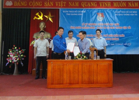 Ảnh: Đồng ch&iacute; Nguyễn Th&agrave;nh Tưởng &ndash; Ph&oacute; b&iacute; thư đo&agrave;n thanh ni&ecirc;n Bộ GTVT, đồng ch&iacute; Trần Sơn T&ugrave;ng Ph&oacute; b&iacute; thư tỉnh đo&agrave;n thực hiện nội dung k&yacute; cam kết phối hợp.