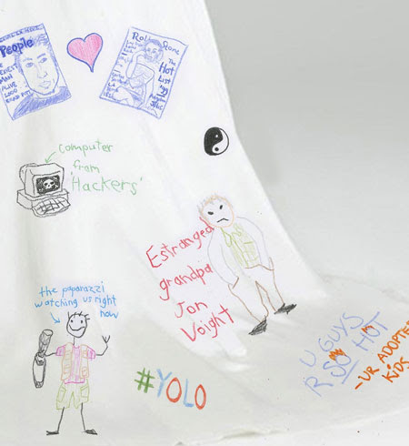 Chiếc v&aacute;y cưới của Angelina Jolie k&iacute;n đặc những bức tranh của s&aacute;u đứa con. Trong đ&oacute;, tụi trẻ vẽ h&igrave;nh nam diễn vi&ecirc;n 75 tuổi Jon Voight &ndash; cha ruột của Angelina Jolie v&agrave; gọi &ocirc;ng l&agrave; &ldquo;người &ocirc;ng xa lạ&rdquo;.